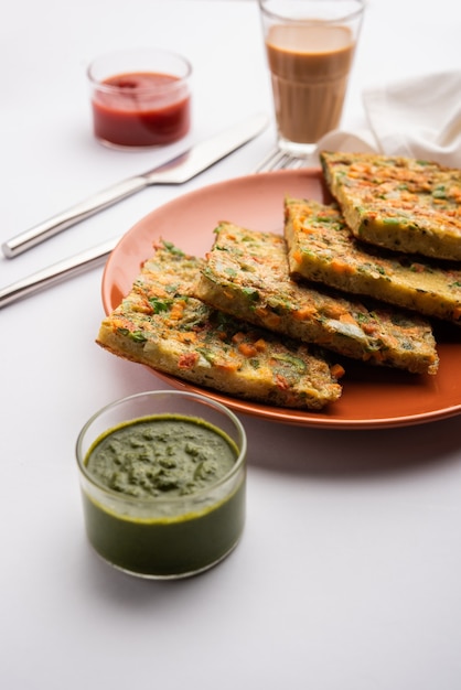 Broodomelet is een snel en makkelijk ontbijt uit India. Verse sneetjes brood gedoopt in eierbeslag met kruiden en ondiep gebakken. geserveerd met tomatenketchup en thee