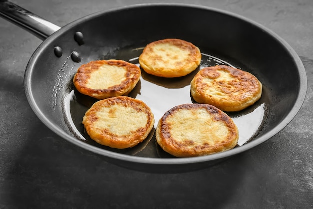 Broodpan met Hanukkah aardappel pannenkoeken op tafel