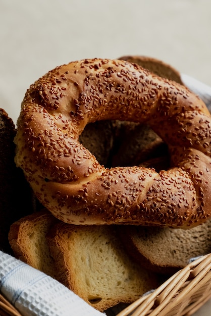 Broodproducten, simit broodje in een rieten mand