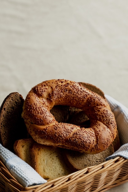 Broodproducten, simit broodje in een rieten mand