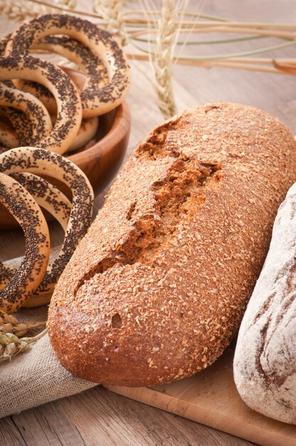 Broodrogge aartjes op een houten oppervlakte