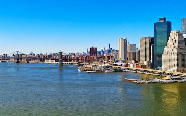 미국 뉴욕주 이스트 리버를 가로지르는 브루클린 밴드 맨해튼 다리. 그것은 미국에서 가장 오래된 것 중 하나입니다. 미국 뉴욕. 스카이 라인과 도시 풍경입니다. 미국 건설