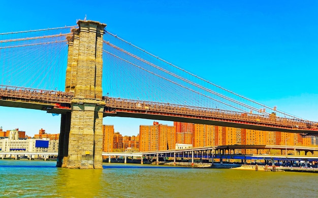 Ponte di brooklyn attraverso east river, new york, stati uniti. è tra i più antichi degli stati uniti d'america. new york, stati uniti. skyline e paesaggio urbano. costruzione americana
