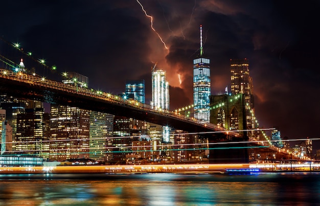 ブルックリン橋と劇的な空と雷