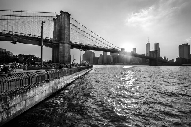 Foto ponte di brooklyn sul fiume est contro il cielo in città