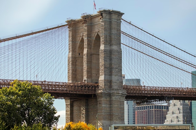 Brooklyn Bridge en de skyline van Lower Manhattan achter New York USA