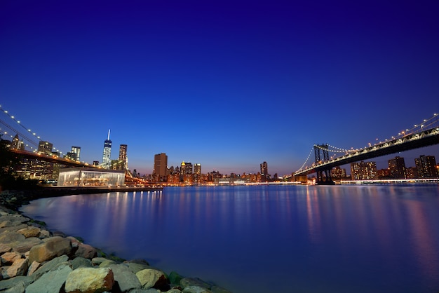 Brooklyn Bridge en Manhattan overbruggen zonsondergang NY