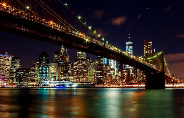 Brooklyn Bridge in de schemering gezien vanuit het park in New York City