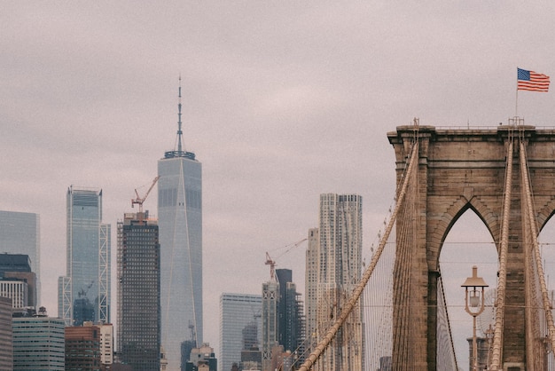 Brooklyn Bridge met het stadsbeeld van Manhattan