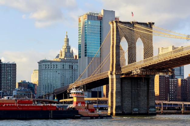 Brooklyn Bridge met stadsgezicht op de achtergrond