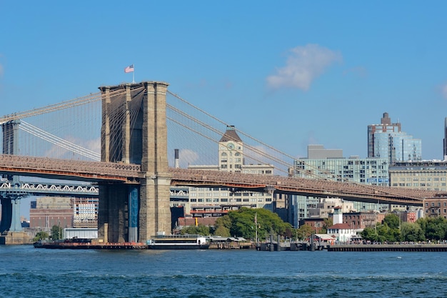 Brooklyn Bridge over de East River tegen de lucht
