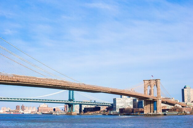 Brooklyn Bridge over de East River vanuit New York City