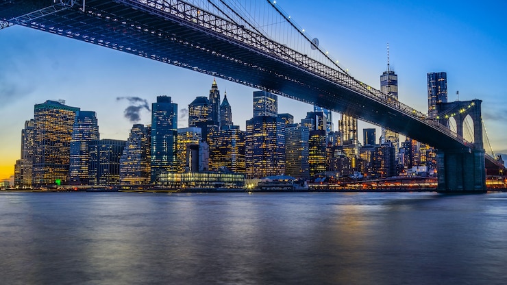 Foto brooklyn bridge park met zonsondergang en de skyline van new york