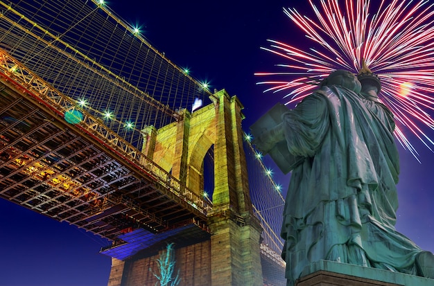 Бруклинский мост и статуя свободы в Нью-Йорке