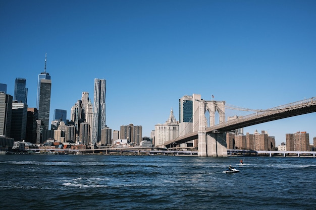 Brooklyn Bridge vanaf Pebble Beach op het gouden uur met de hele NY skyline Brooklyn