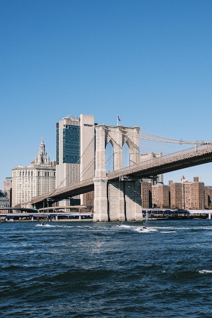 Brooklyn Bridge vanaf Pebble Beach op het gouden uur met de hele NY skyline Brooklyn