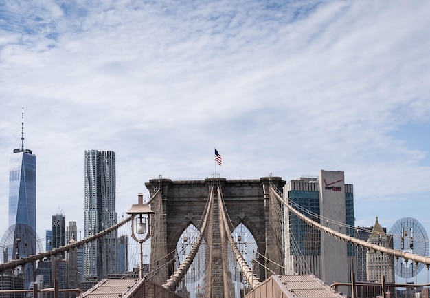 Brooklyn brug en gebouwen tegen een bewolkte lucht