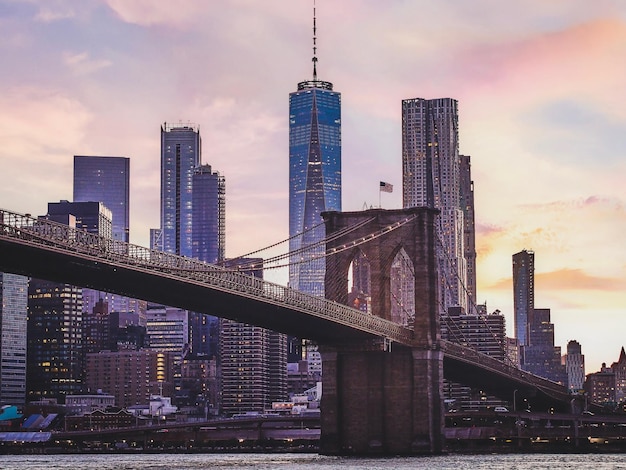 Brooklyn brug over rivier in de stad tegen de lucht