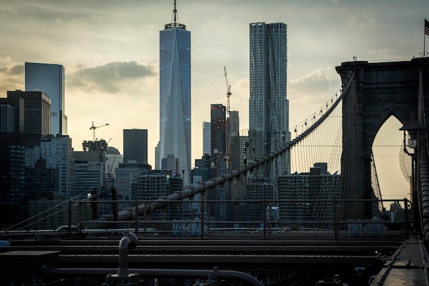 Brooklyn brug tegen één wereldhandelscentrum in de stad in de schemering