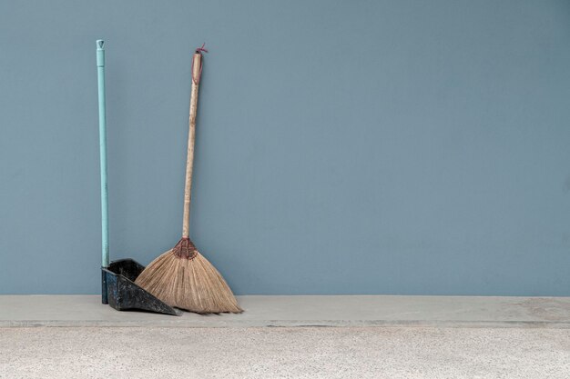 Foto mettete la scopa sulla parete blu sullo sfondo pulire la scopa vecchia