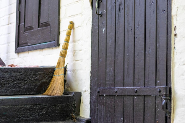 Scopa sulla soglia di una casa di campagna scopa vicino all'ingresso di una casa di campagna