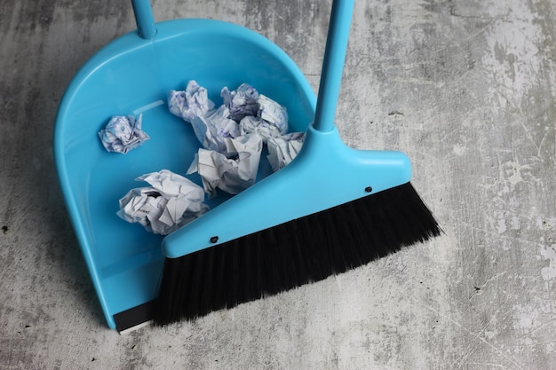 写真 ブラシとダストパン付きの掃除機 ゴミや廃棄物を掃除するための青いプラスチックキット 家の掃除