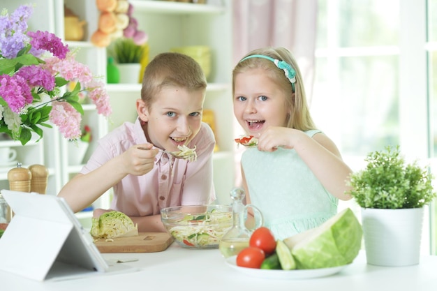 写真 兄と妹が一緒に料理をする