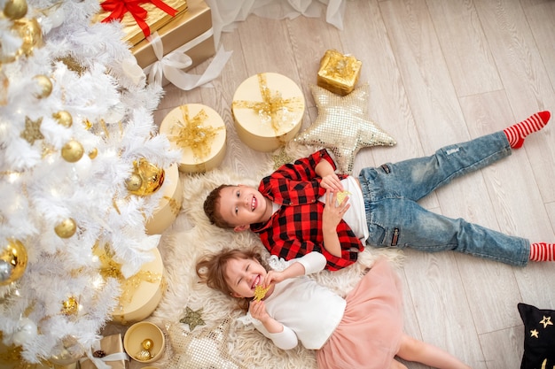 写真 兄と妹はクリスマスに大喜び