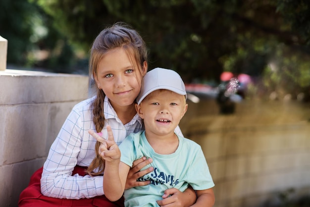 Fratello e sorella si abbracciano e sorridono