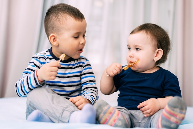 兄と妹はとてもかわいいコックの形でロリポップを食べます