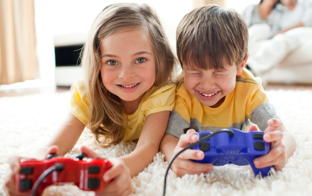 Photo brother and sister playing video game