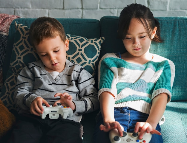 兄弟姉妹がビデオゲームをプレイ