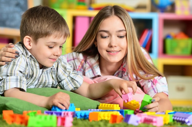 カラフルなプラスチックブロックで遊ぶ兄と妹