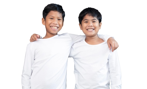 白い長袖Tシャツを着た兄弟が笑顔で一緒に喜びを示す