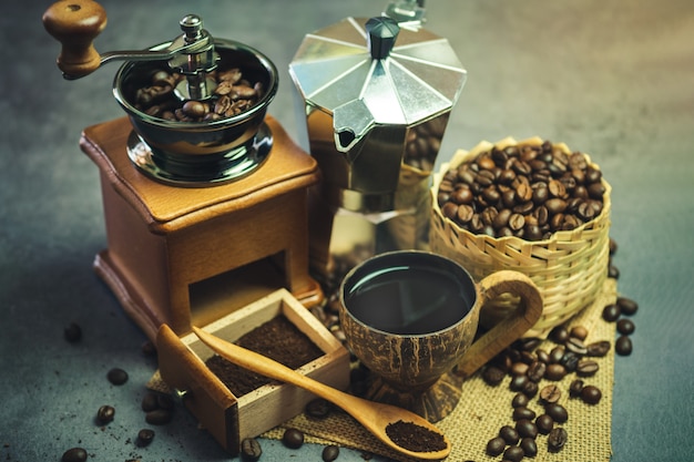 Brouw zwarte koffie in kokosnotenbeker en ochtendverlichting.