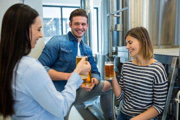 Brouwers die bier hebben bij brouwerij