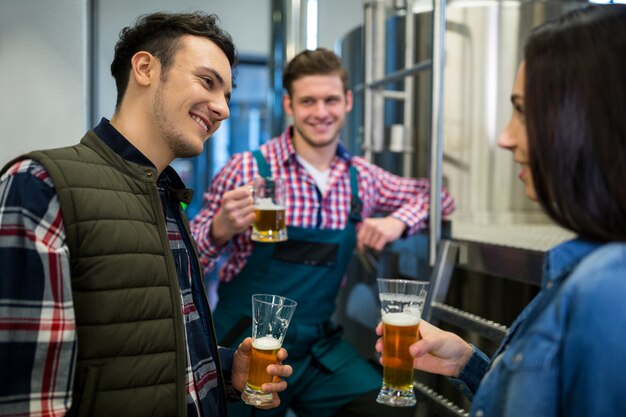 Brouwers die bier testen bij brouwerijfabriek