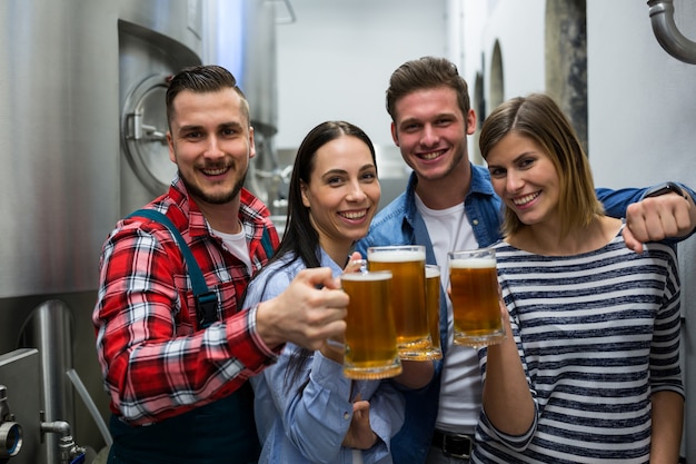 Brouwers die bieren roosteren bij brouwerij