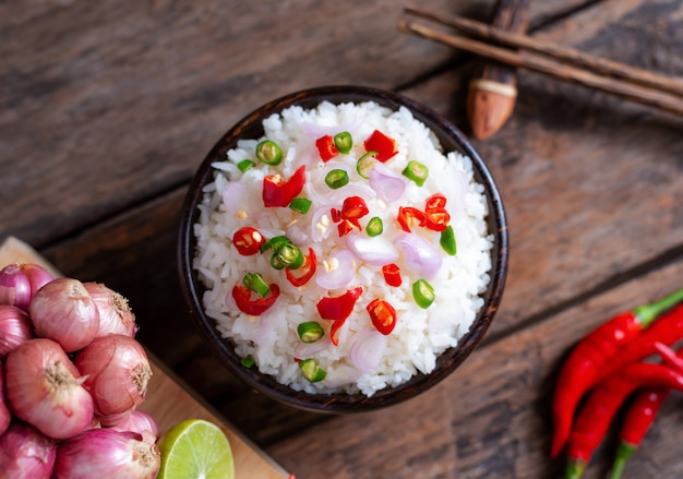 Photo brow rice spicy asian food with vegetable and chopstic on wooden