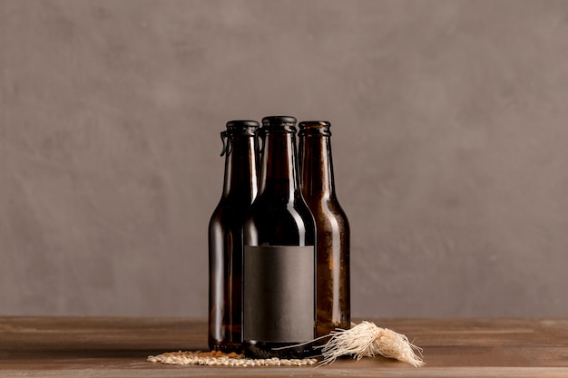 Photo brown alcoholic bottles in gray label on wooden table