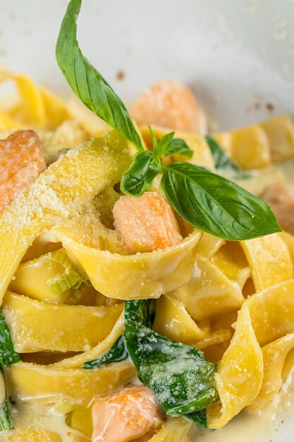 Foto fondo marrone e ciotola bianca spaghetti alla carbonara con funghi marroni