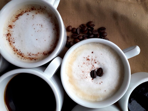 いくつかのコーヒーカップと茶色の背景