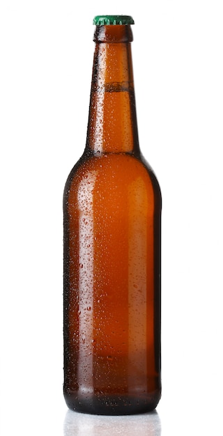 Foto bottiglia marrone di birra con gocce su bianco