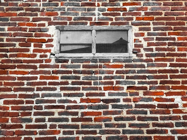 사진 중앙 에 있는 갈색 벽돌 벽 과 나무 창문