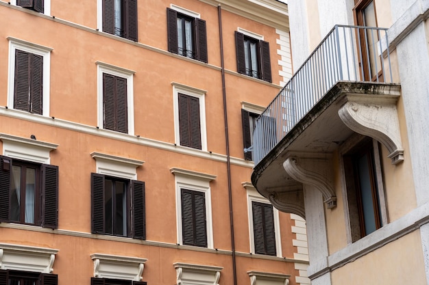 Foto un edificio marrone con un balcone e una finestra