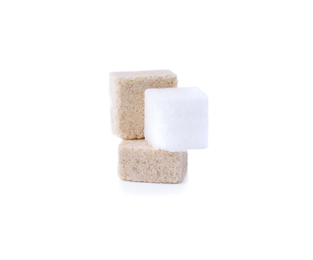 Photo brown cane sugar cubes on white background