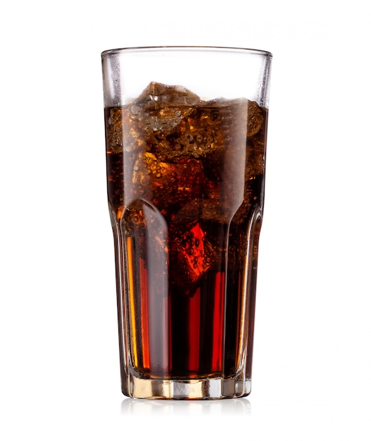 Photo brown carbonated drink in a glass with ice