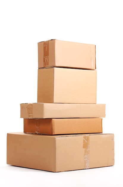 Коричневые картонные коробки, изолированные на белом фоне