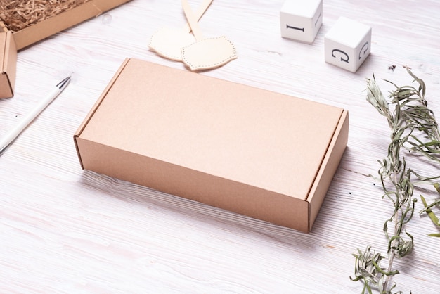 Foto scatola di cartone marrone, su tavola di legno
