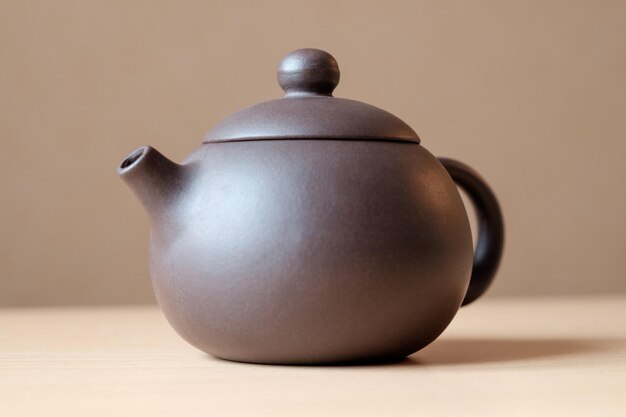 Teiera cinese in ceramica marrone sul tavolo